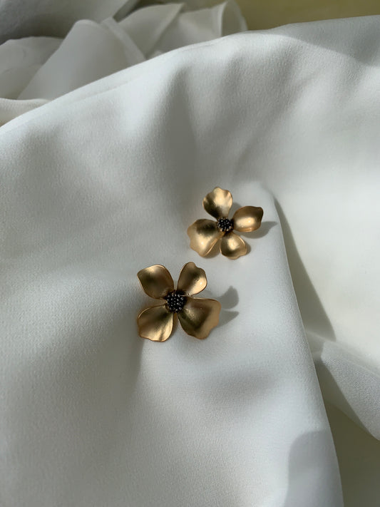 Matte gold flower earring
